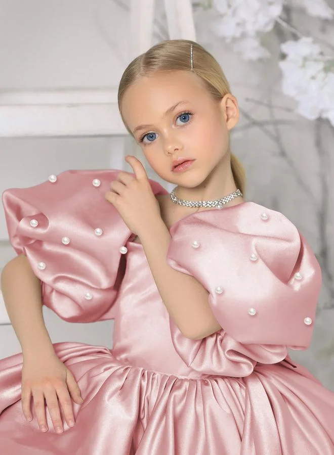 تايك تو فستان ساتان وردي بأكمام منفوخة وتفاصيل لؤلؤ صناعي